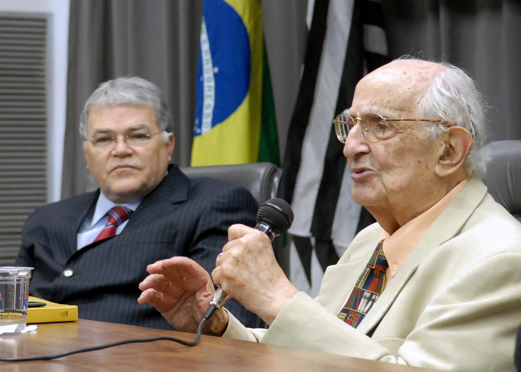 Luis Carlos Gondim e Jos Mindlin<a style='float:right;color:#ccc' href='https://www3.al.sp.gov.br/repositorio/noticia/03-2008/SIMP AVE PALAVRA GONDIM E Jose Mindlin (3)MAU.jpg' target=_blank><i class='bi bi-zoom-in'></i> Clique para ver a imagem </a>